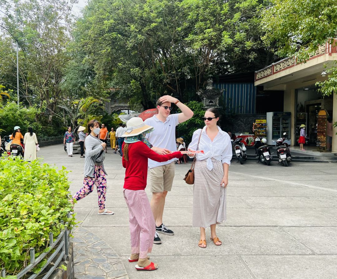 Người bán hàng rong đeo bám du khách tại chùa Long Sơn.